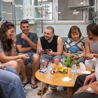 אלמוג מאיר בבית חולים שיבא תל השומר אחרי שחרורו משבי חמאס בעזה, 8 ביוני 2024 (צילום: דובר צה"ל) אלמוג מאיר בבית חולים שיבא תל השומר אחרי שחרורו משבי חמאס בעזה, 8 ביוני 2024 (צילום: דובר צה"ל)