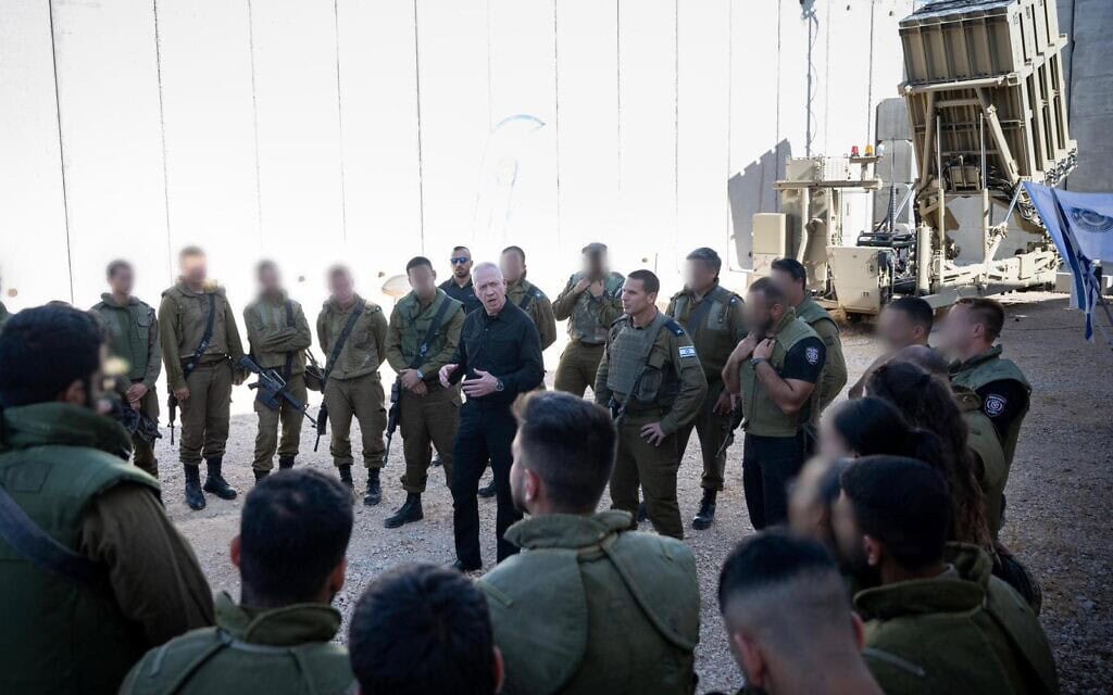 שר הביטחון יואב גלנט משוחח עם חיילי כיפת ברזל בגבול הצפון. 28 ביוני 2024 (צילום: שחר יורמן - משרד הביטחון)