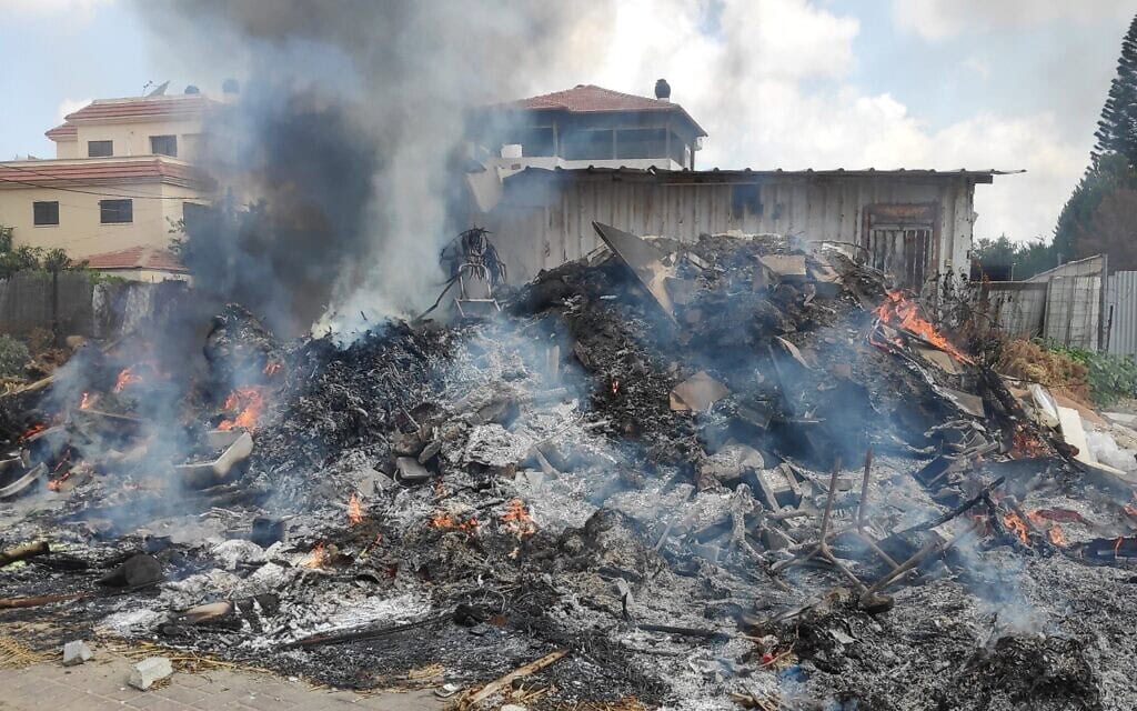 פסולת פיראטית עולה באש, אילוסטרציה (צילום: באדיבות עמותת "אזרחים למען אוויר נקי")