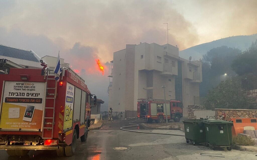 השריפה בקריית שמונה בעקבות ירי הרקטות מלבנון, 3 ביוני 2024 (צילום: שרותי כבאות והצלה) השריפה בקריית שמונה בעקבות ירי הרקטות מלבנון, 3 ביוני 2024 (צילום: שרותי כבאות והצלה)