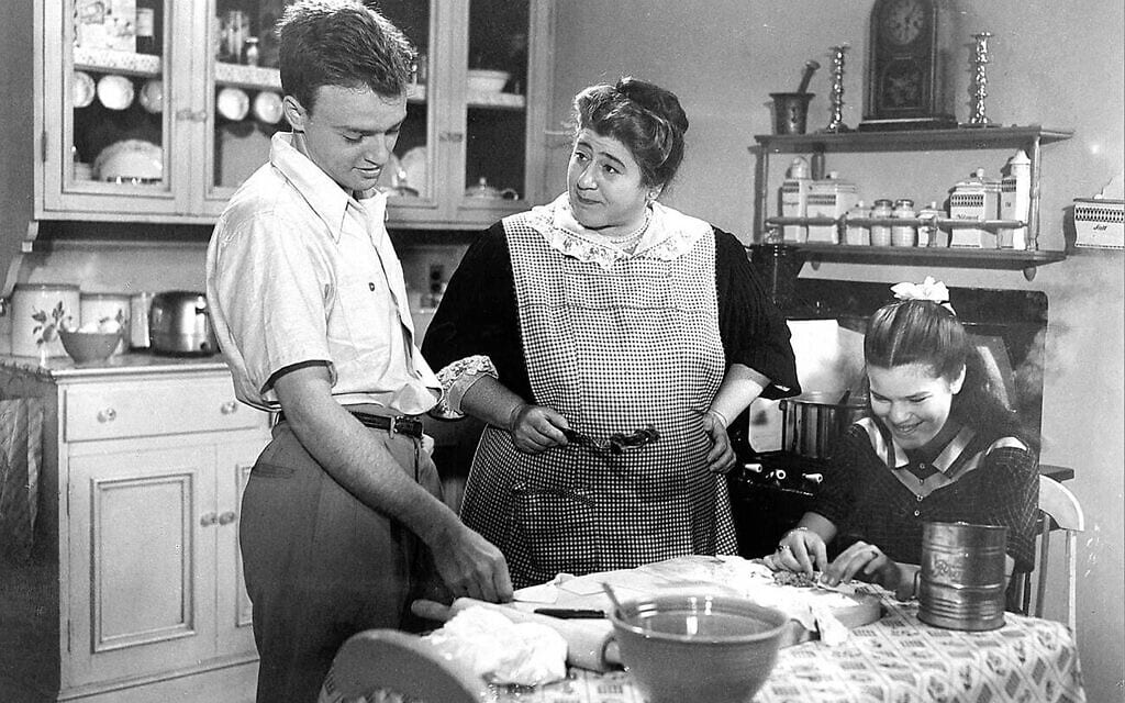 גרטרוד ברג בתפקיד האימא הפולנייה האולטימטיבית בסדרת הטלוויזיה &quot;הגולדברגים&quot; ששודרה בסי-בי-אס בארצות הברית בתחילת שנות החמישים (צילום: CBS)