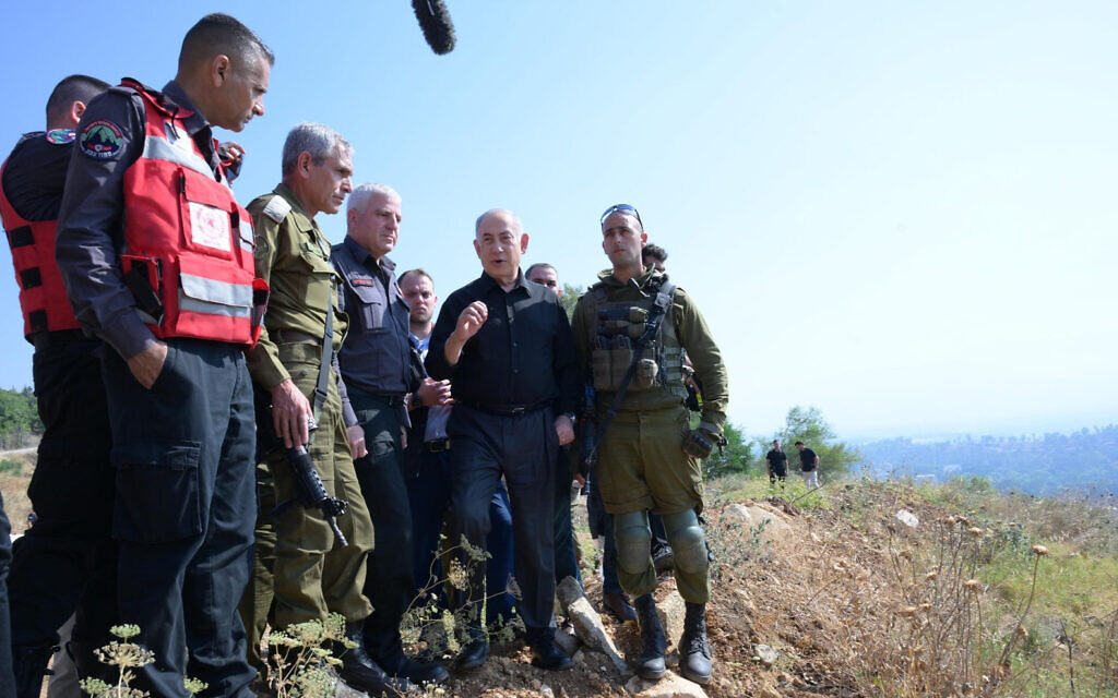 ראש הממשלה בנימין נתניהו בסיור בקריית שמונה לצד אנשי כבאות והצלה וקצינים בכירים בצה"ל, 5 ביוני 2024 (צילום: עמוס בן גרשום/לע״מ) ראש הממשלה בנימין נתניהו בסיור בקריית שמונה לצד אנשי כבאות והצלה וקצינים בכירים בצה"ל, 5 ביוני 2024 (צילום: עמוס בן גרשום/לע״מ)