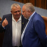 אביגדור ליברמן וגדי איזנקוט במליאת הכנסת, 1 ביולי 2024 (צילום: נועם מושקוביץ, דוברות הכנסת) אביגדור ליברמן וגדי איזנקוט במליאת הכנסת, 1 ביולי 2024 (צילום: נועם מושקוביץ, דוברות הכנסת)
