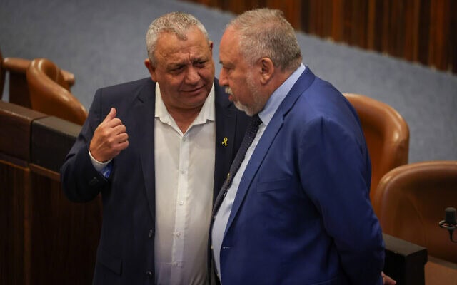 אביגדור ליברמן וגדי איזנקוט במליאת הכנסת, 1 ביולי 2024 (צילום: נועם מושקוביץ, דוברות הכנסת) אביגדור ליברמן וגדי איזנקוט במליאת הכנסת, 1 ביולי 2024 (צילום: נועם מושקוביץ, דוברות הכנסת)