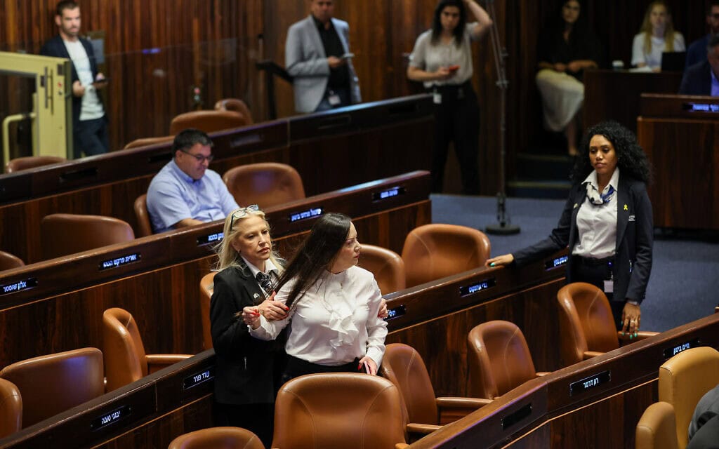 חברת משמר הכנסת מחזיקה את ח"כ טלי גוטליב לאחר שנקבע כי תוצא מהמליאה. 17 ביולי 2024 (צילום: דוברות הכנסת - נועם מושקוביץ) חברת משמר הכנסת מחזיקה את ח"כ טלי גוטליב לאחר שנקבע כי תוצא מהמליאה. 17 ביולי 2024 (צילום: דוברות הכנסת - נועם מושקוביץ)