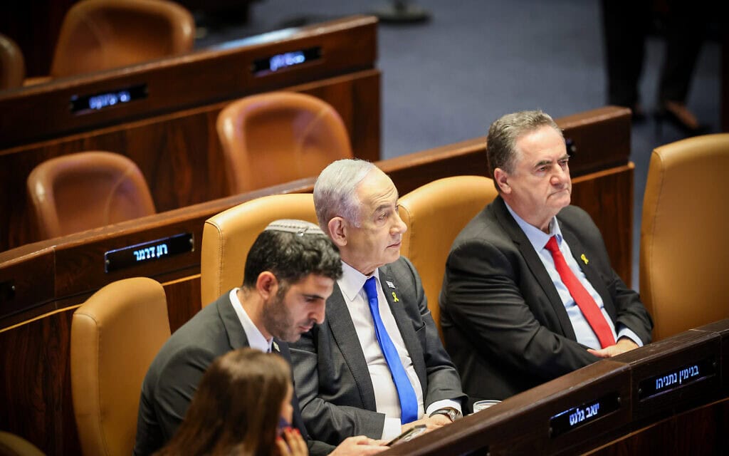 ראש הממשלה בנימין נתניהו במהלך דיון 40 חתימות ליד השרים ישראל כ"ץ ושלמה קרעי. 17 ביולי 2024 (צילום: דוברות הכנסת - נועם מושקוביץ) ראש הממשלה בנימין נתניהו במהלך דיון 40 חתימות ליד השרים ישראל כ"ץ ושלמה קרעי. 17 ביולי 2024 (צילום: דוברות הכנסת - נועם מושקוביץ)