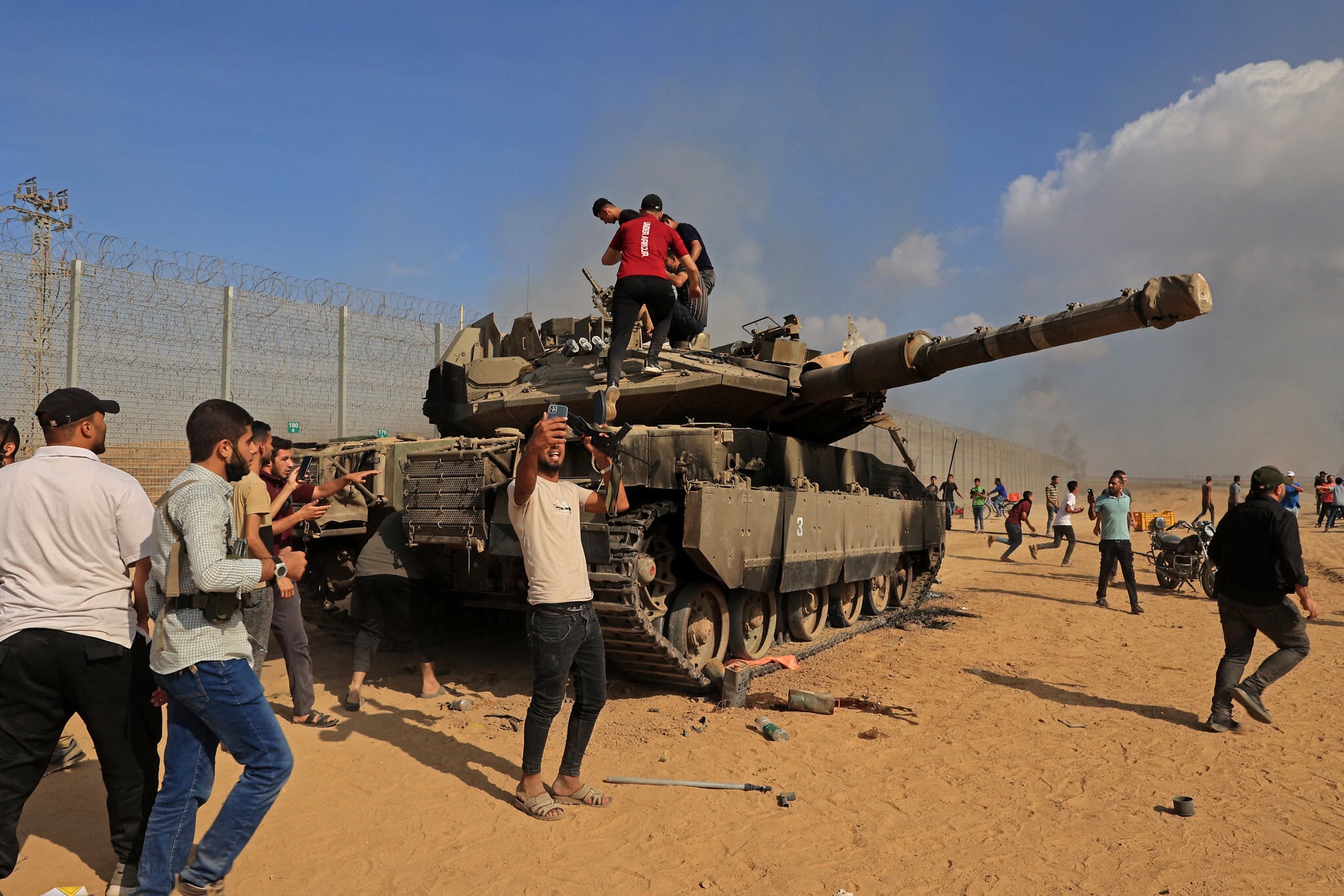 מחבלים פלסטינים משתלטים על טנק ישראלי לאחר שחצו את גדר הגבול עם ישראל מחאן יונס ב־7 באוקטובר 2023 (צילום: Said Khatib /AFP) מחבלים פלסטינים משתלטים על טנק ישראלי לאחר שחצו את גדר הגבול עם ישראל מחאן יונס ב־7 באוקטובר 2023 (צילום: Said Khatib /AFP)