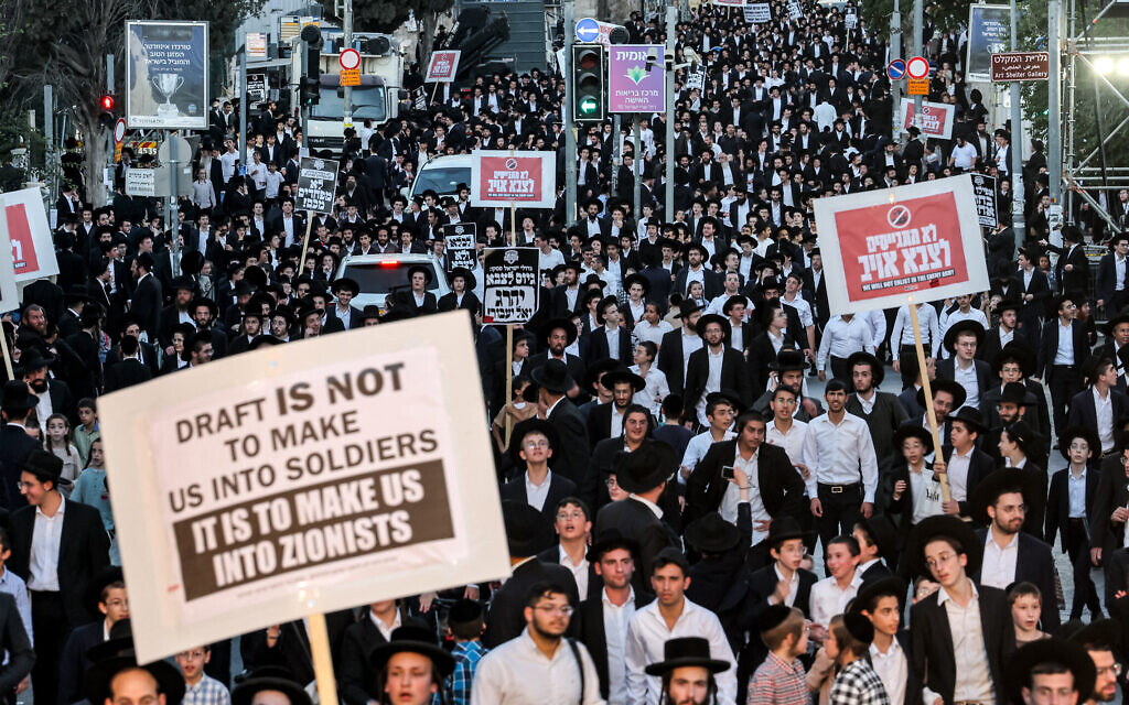 מפגינים מוחים בשכונת מאה שערים בירושלים נגד גיוס תלמידי הישיבות לצה"ל, 30 ביוני 2024 (צילום: AHMAD GHARABLI / AFP)