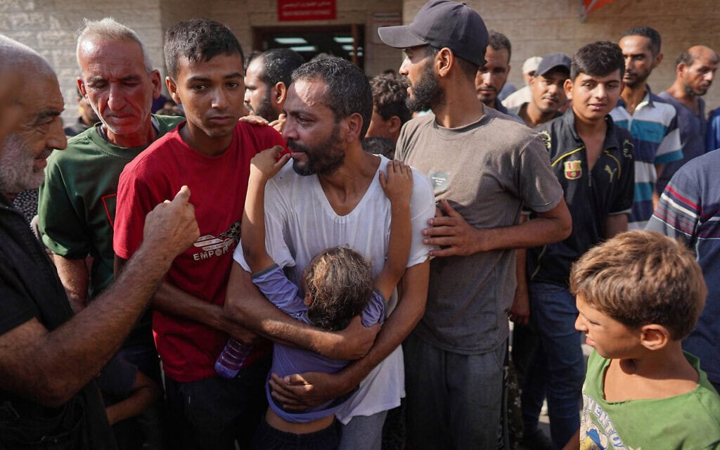 עצור פלסטיני ששוחרר מתקבל על ידי משפחתו וחבריו ברצועת עזה, 1 ביולי 2024 (צילום: Bashar TALEB / AFP)