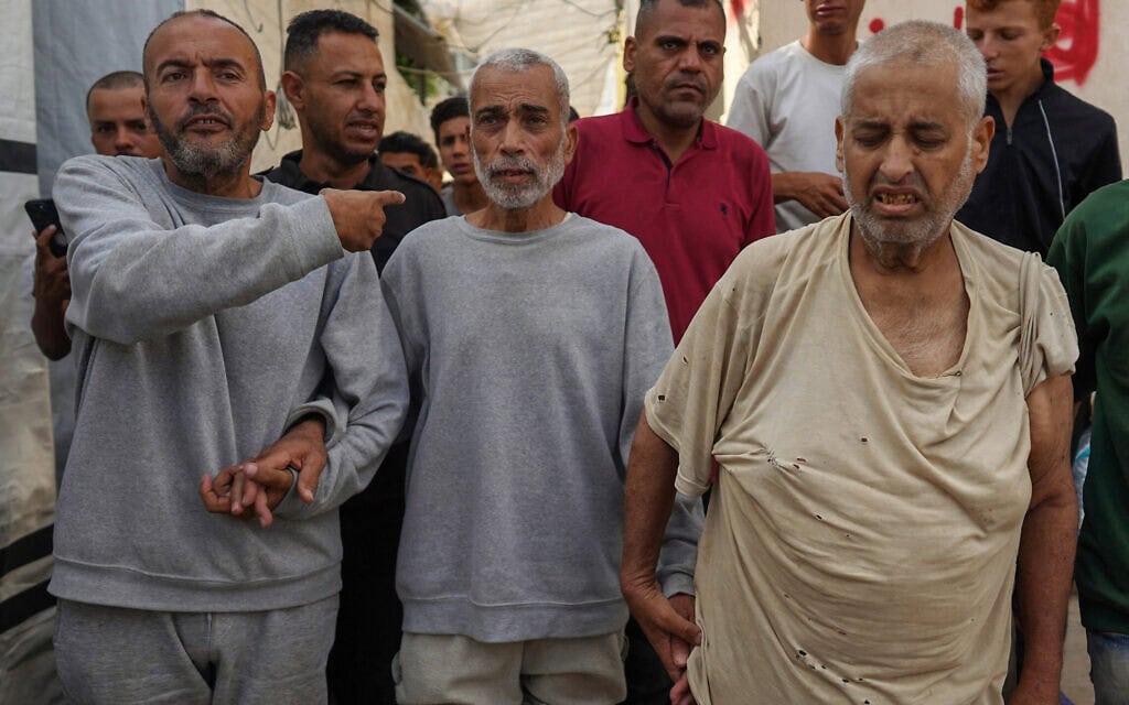 עצורים פלסטינים ששוחררו חוזרים לרצועת עזה, 1 ביולי 2024 (צילום: Bashar TALEB / AFP)