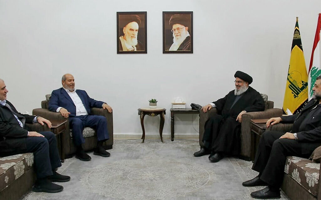מזכ"ל חזבאללה חסן נסראללה (שני מימין) נפגש עם משלחת מחמאס בראשות חליל אל-חיה (שני משמאל) בלבנון, 5 ביולי 2024 (צילום: Hezbollah's Media Office / AFP)