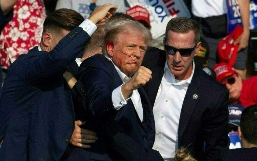 המועמד לנשיאות הנשיא לשעבר דונלד טראמפ לאחר ניסיון ההתנקשות. 13 ביולי 2024 (צילום: Rebecca DROKE / AFP) המועמד לנשיאות הנשיא לשעבר דונלד טראמפ לאחר ניסיון ההתנקשות. 13 ביולי 2024 (צילום: Rebecca DROKE / AFP)