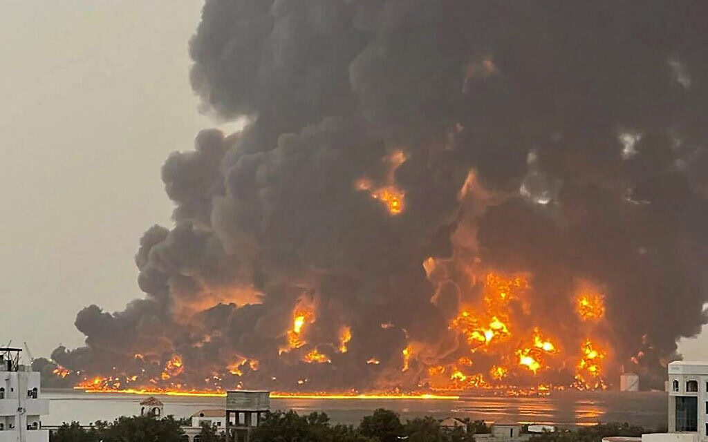 אש בנמל חודיידה לאחר תקיפת מטוסי קרב ישראלים. 20 ביולי 2024 (צילום: ANSARULLAH MEDIA CENTRE / AFP)