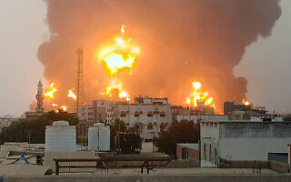 אש בנמל חודיידה לאחר תקיפת מטוסי קרב ישראלים. 20 ביולי 2024 (צילום: AFP PHOTO /ANSARULLAH MEDIA CENTER)