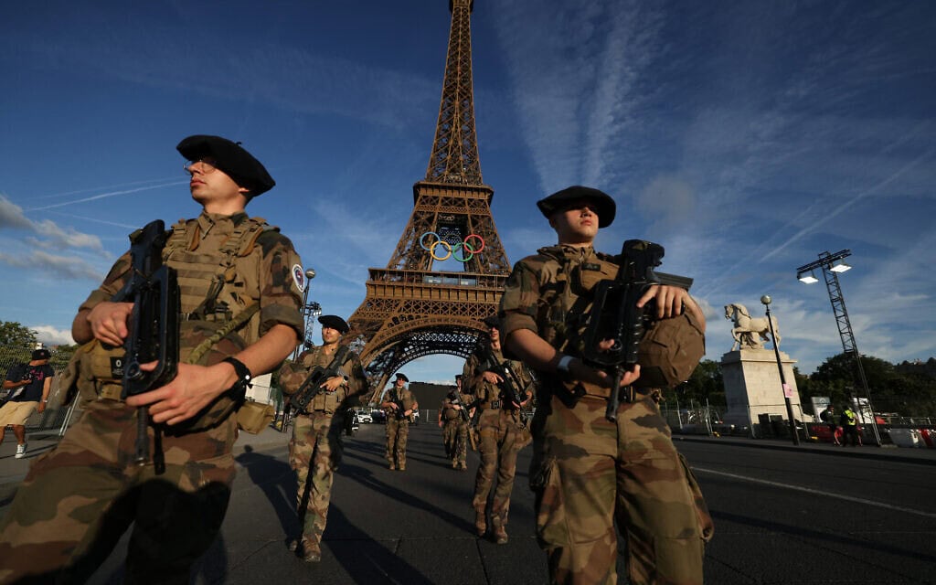 חיילים צרפתים מפטרלים ליד מגדל אייפל בפריז, 21 ביולי 2024 (צילום: AHMAD GHARABLI / AFP)