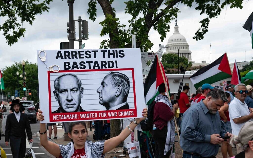 מפגינים פרו-פלסטינים מוחים ליד גבעת הקפיטול לפני נאומו של ראש הממשלה בנימין נתניהו בפני הקונגרס האמריקאי, 24 ביולי 2024 (צילום: andrew thomas / AFP)