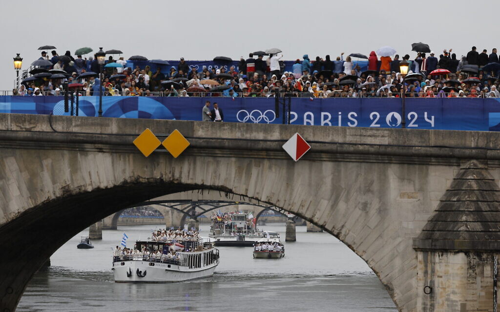 צופים בטקס הפתיחה של אולימפיאדת הקיץ בפריז, 26 ביולי 2024 (צילום: Luis TATO / AFP)