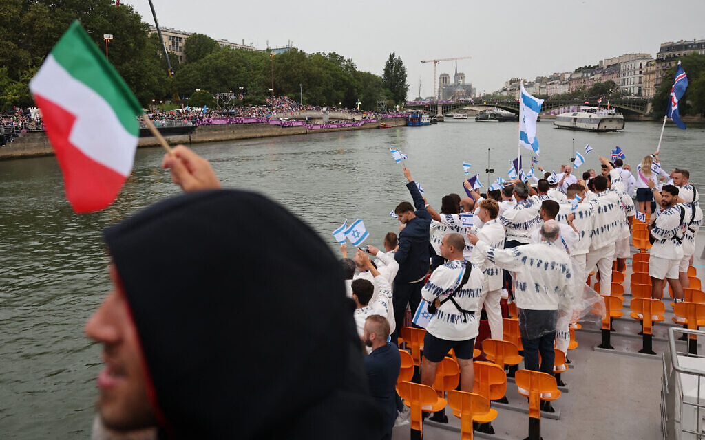 המשלחת הישראלית בטקס פתיחת האולימפיאדה בפריז, 26 ביולי 2024 (צילום: Nir Elias / POOL / AFP)