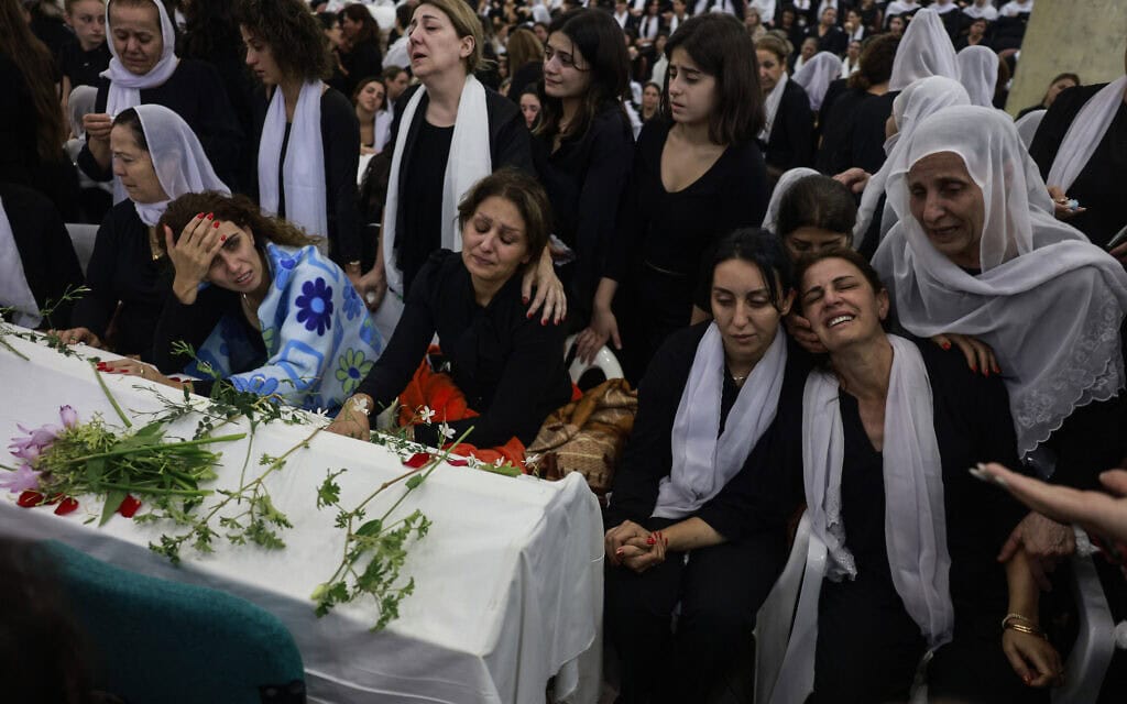 נשים אבלות בהלווית אחד הילדים שנהרגו באסון במגרש במג'דל שמס. 28 ביולי 2024 (צילום: Menahem Kahana / AFP) נשים אבלות בהלווית אחד הילדים שנהרגו באסון במגרש במג'דל שמס. 28 ביולי 2024 (צילום: Menahem Kahana / AFP)