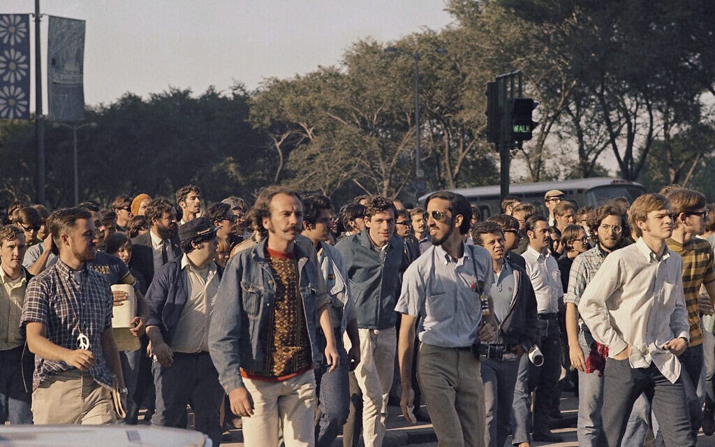 מפגינים צועדים בוועידה הלאומית הדמוקרטית בשיקגו באוגוסט 1968 (צילום: AP Photo)