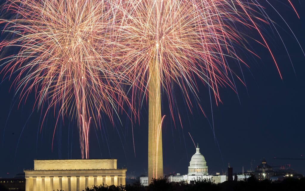מופע זיקוקי די-נור מעל גבעת הקפיטול בוושינגטון הבירה, בחגיגות יום העצמאות ה-247 של ארצות הברית, 4 ביולי 2023 (צילום: AP Photo/Stephanie Scarbrough)