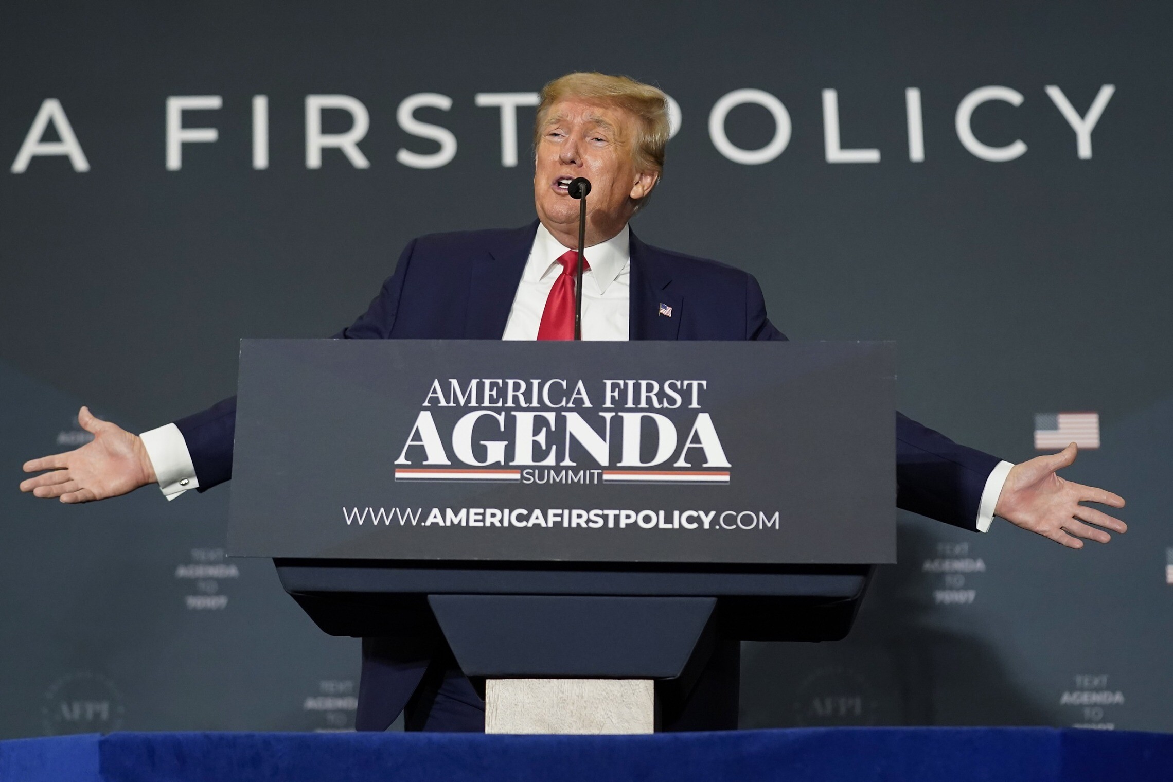 הנשיא לשעבר דונלד טראמפ נואם בפסגה של מכון המדיניות של &quot;אמריקה תחילה&quot;, יולי 2022 (צילום: AP Photo/Andrew Harnik)