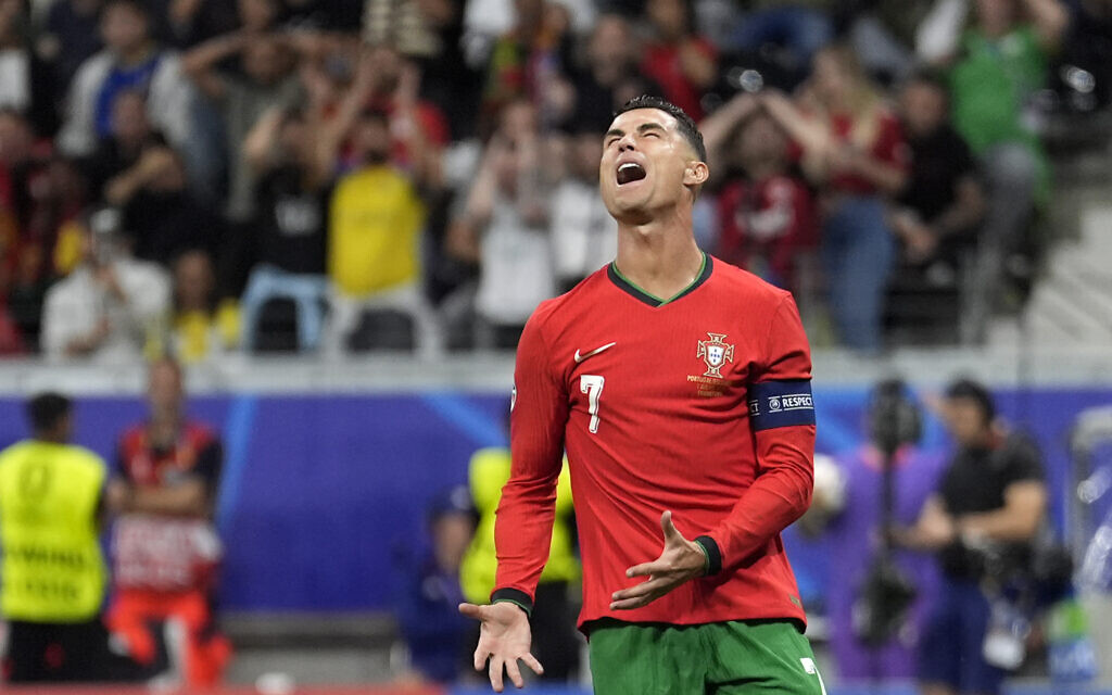 כוכב נבחרת פורטוגל כריסטיאנו רונאלדו מביע את תסכולו במשחק שמינית הגמר של היורו מול נבחרת סלובקיה, 1 ביולי 2024 (צילום: AP Photo/Ariel Schalit)