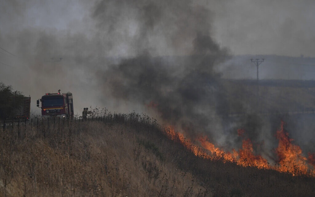 שריפה שפרצה ברמת הגולן בעקבות פגיעת רקטות ששוגרו מלבנון לעבור הצפוןן, 4 ביולי 2024. (צילום: AP Photo/Gil Eliyahu) שריפה שפרצה ברמת הגולן בעקבות פגיעת רקטות ששוגרו מלבנון לעבור הצפוןן, 4 ביולי 2024. (צילום: AP Photo/Gil Eliyahu)