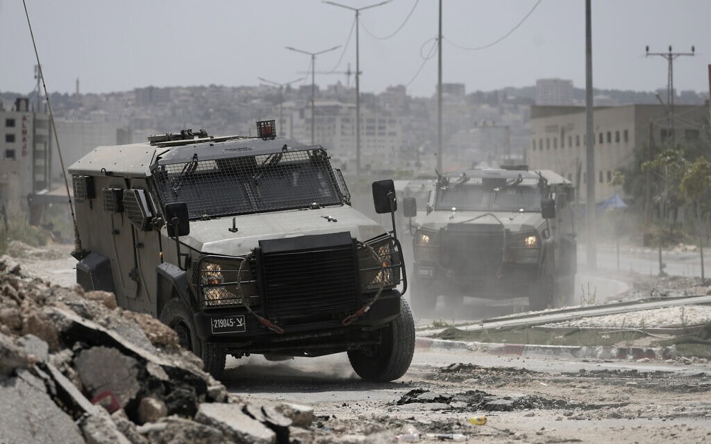 כלי רכב של כוחות הביטחון בג'נין, 5 ביולי 2024 (צילום: AP Photo/Majdi Mohammed)