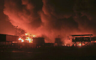 מכלי דלק עולים באש בנמל חודיידה בתימן, 20 ביולי 2024 (צילום: AP Photo)
