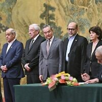 חתימה על הסכם בין הפלגים הפלסטינים של אש"ף וחמאס בבייג'ינג, סין, 23 ליולי 2024 (צילום: Pedro Pardo/Pool Photo via AP)