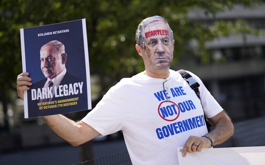 מפגין נגד בנימין נתניהו מול מלונו בוושינגטון, 23 ביולי 2024 (צילום: AP Photo/Matt Slocum)