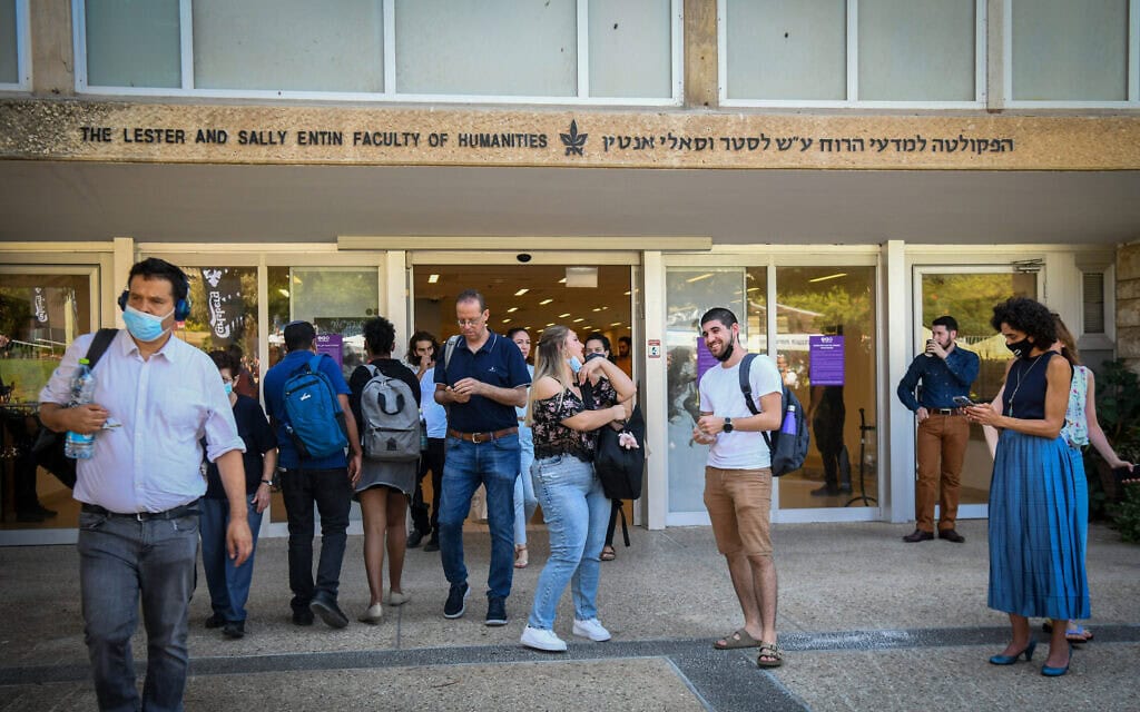 סטודנטים באוניברסיטת תל אביב בפתח הפקולטה למדעי הרוח, 10 באוקטובר 2021 (צילום: פלאש90)