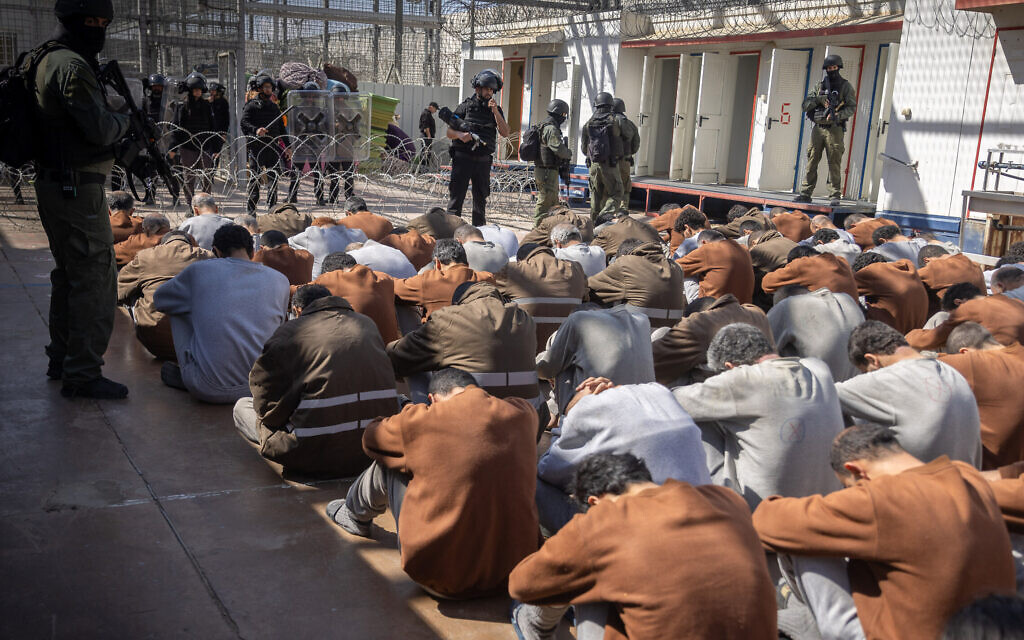 מחבלי חמאס בבית המעצר בשדה תימן, פברואר 2024 (צילום: חיים גולדברג/פלאש90)