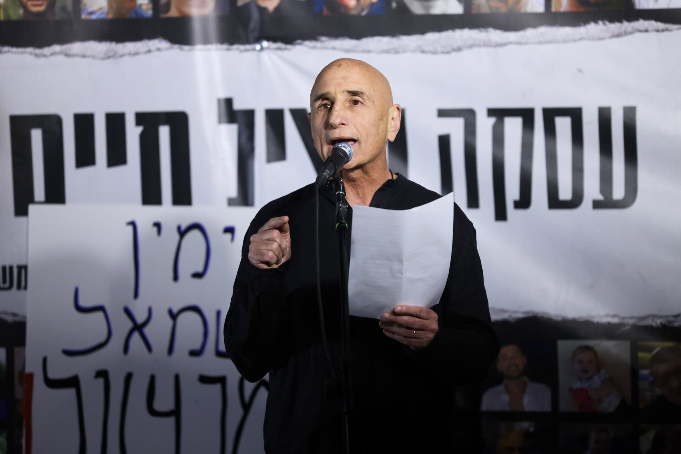 עפר שלח נואם בעצרת מול בית הנשיא בירושלים למען שחרור החטופים, 30 במרץ 2024 (צילום: חיים גולדברג/פלאש90)
