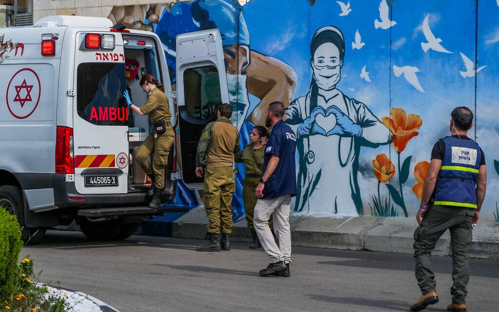 פצועים מגיעים באמבולנס של חיל הרפואה לבית החולים זיו, אפריל 2024 (צילום: אייל מרגולין/פלאש90)
