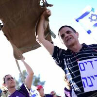 .מחאה למען גיוס חרדים מול הקריה בתל אביב, מאי 2024 (צילום: Tomer Neuberg/Flash90)