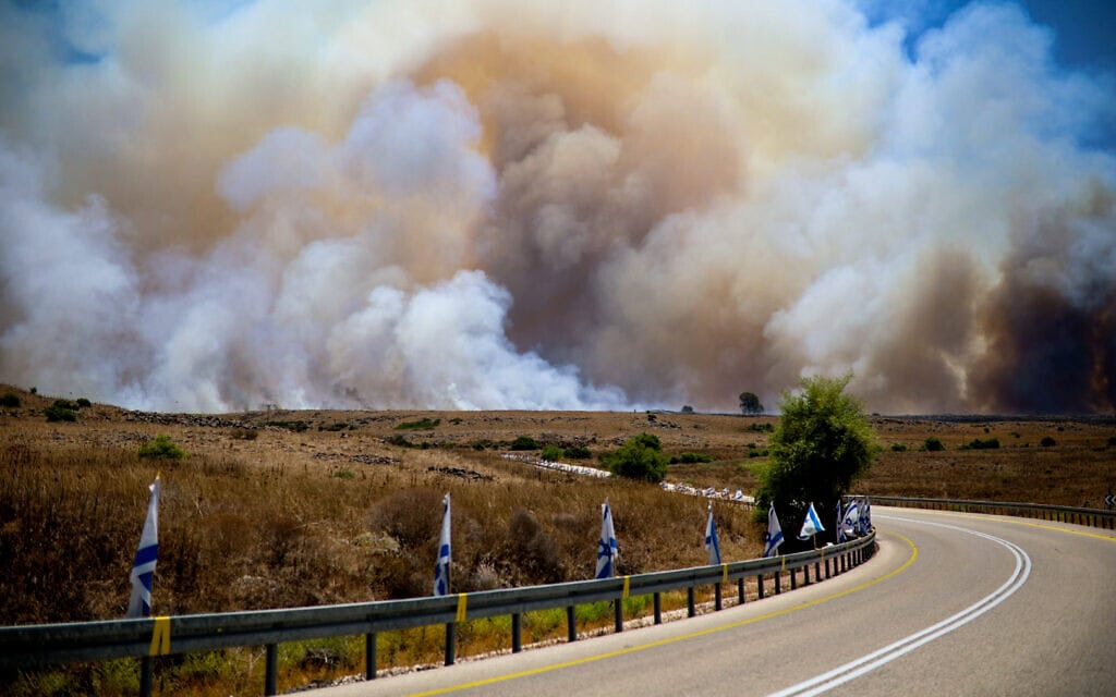 עשן מיתמר ברמת הגולן בעקבות שרפות שפרצו בשל ירי מלבנון, 4 ביולי 2024 (צילום: Maor Kinsbursky/Flash90)