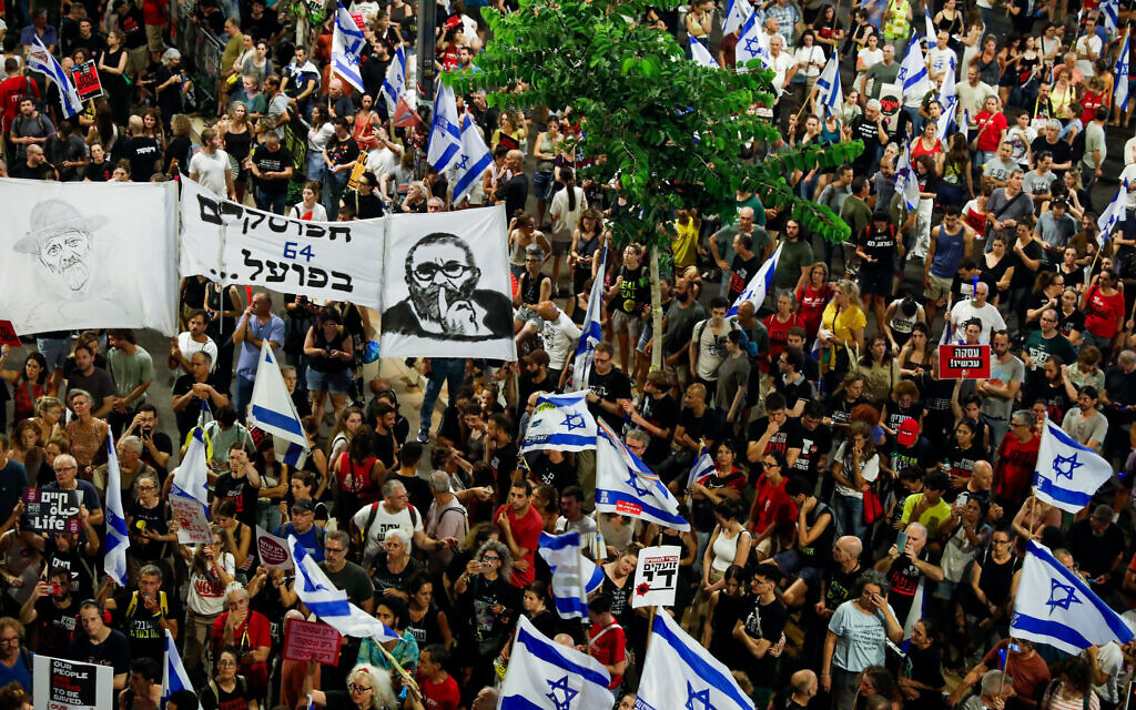 הפגנה בתל אביב נגד הממשלה בקריאה לעסקת חטופים, 6 ביולי 2024 (צילום: מרים אלסטר/פלאש90)