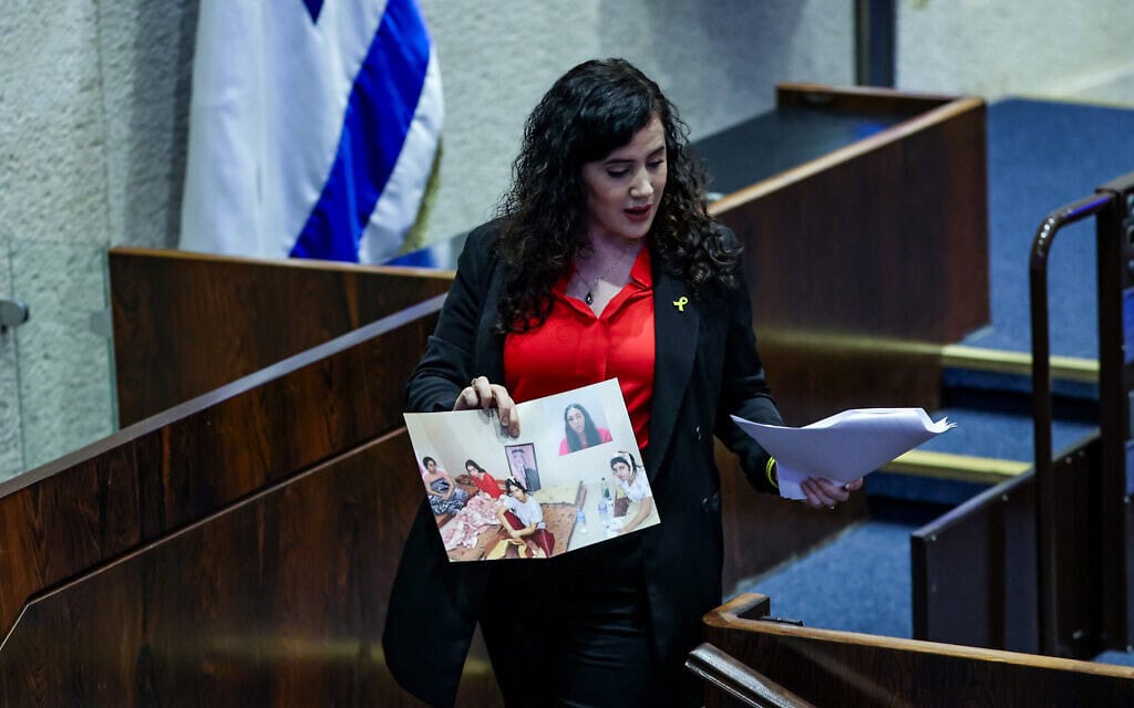 חברת הכנסת נעמה לזימי מציגה את תמונת התצפיתניות בשבי בכנסת במהלך דיון 40 חתימות. 17 ביולי 2024 (צילום: יהונתן זינדל/פלאש90) חברת הכנסת נעמה לזימי מציגה את תמונת התצפיתניות בשבי בכנסת במהלך דיון 40 חתימות. 17 ביולי 2024 (צילום: יהונתן זינדל/פלאש90)