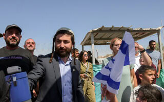ח"כ צבי סוכות בהפגנה בכניסה למחנה שדה תימן, 29 ביולי 2024 (צילום: דודו גרינשפן/פלאש90) ח"כ צבי סוכות בהפגנה בכניסה למחנה שדה תימן, 29 ביולי 2024 (צילום: דודו גרינשפן/פלאש90)