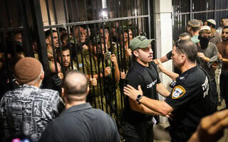 מפגינים פורצים למחנה צה"ל בבית ליד, 29 ביולי 2024 (צילום: פלאש90) מפגינים פורצים למחנה צה"ל בבית ליד, 29 ביולי 2024 (צילום: פלאש90)