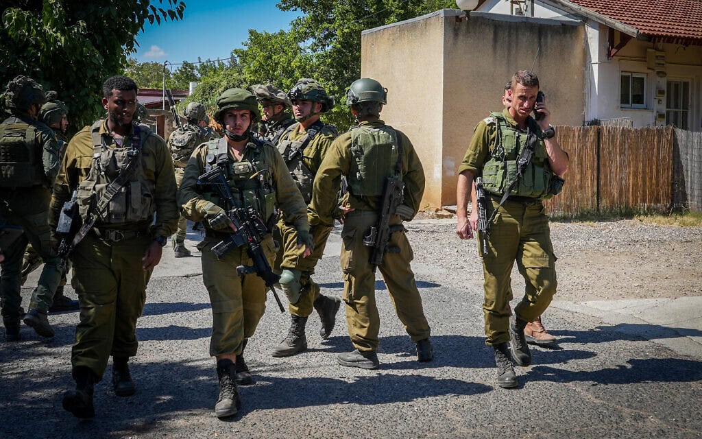 כוחות הביטחון בזירת פגיעת הרקטה בה נהרג אזרח בקיבוץ הגושרים, 30 ביולי 2024 (צילום: Ayal Margolin/Flash90) כוחות הביטחון בזירת פגיעת הרקטה בה נהרג אזרח בקיבוץ הגושרים, 30 ביולי 2024 (צילום: Ayal Margolin/Flash90)