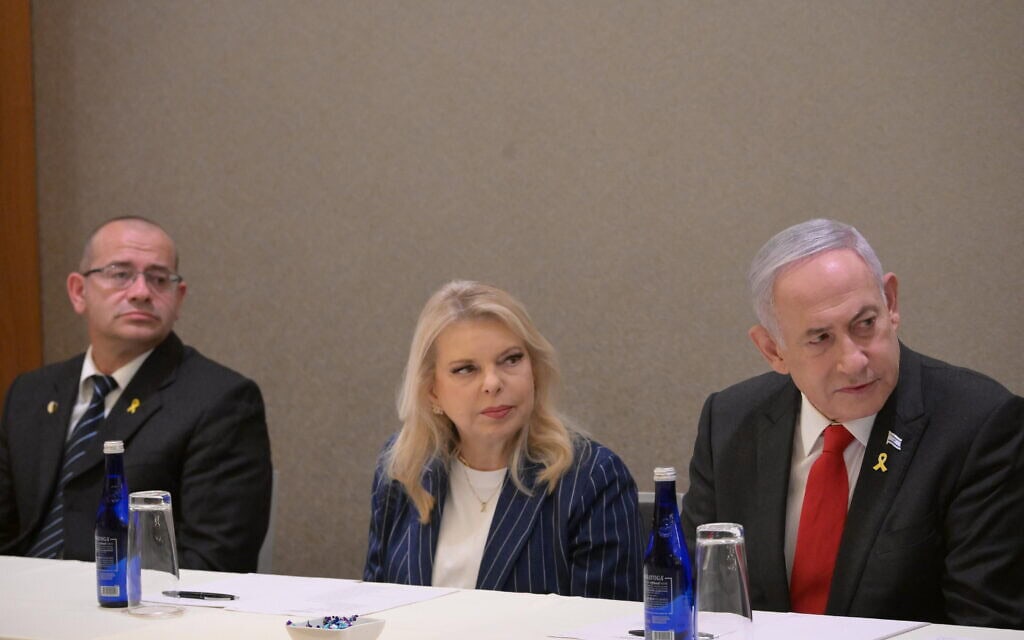 פגישת ראש הממשלה בנימין נתניהו ורעייתו שרה עם משפחות החטופים בוושינגטון. 23 ביולי 2024 (צילום: עמוס בן גרשום/לע"מ) פגישת ראש הממשלה בנימין נתניהו ורעייתו שרה עם משפחות החטופים בוושינגטון. 23 ביולי 2024 (צילום: עמוס בן גרשום/לע"מ)