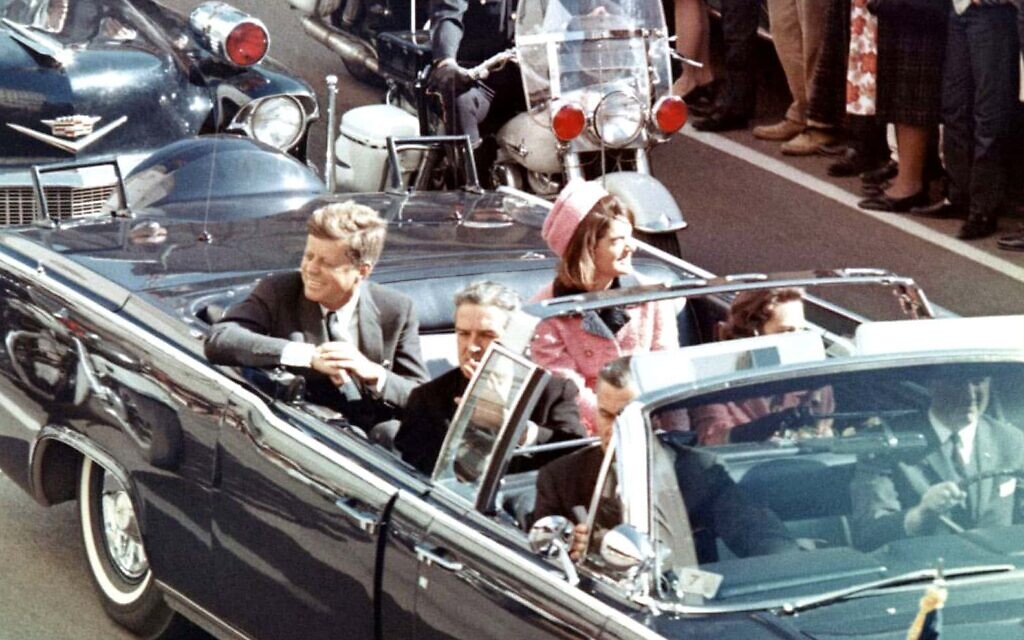הנשיא ג'ון קנדי במכוניתו בדאלאס לפני שנרצח, 22 בנובמבר 1963 (צילום: Walt Cisco, Dallas Morning News)