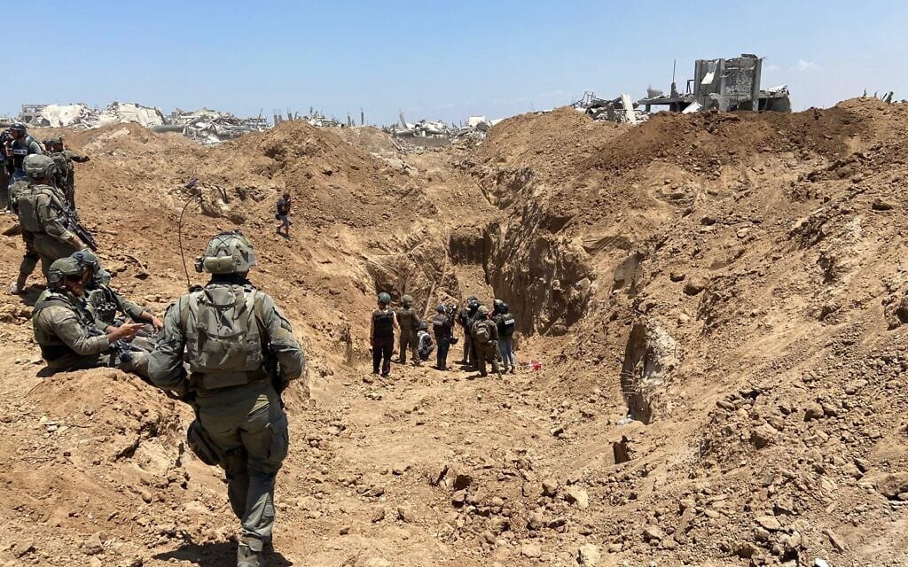 חיילי צה"ל יורדים לעבר פתח מנהרה בשכונת שג'אעיה בעזה, 8 ביולי 2024 (צילום: דיוויד הורוויץ)