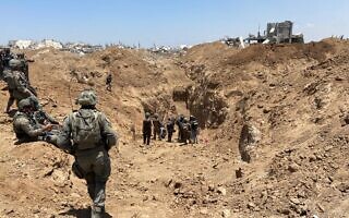 חיילי צה"ל יורדים לעבר פתח מנהרה בשכונת שג'אעיה בעזה, 8 ביולי 2024 (צילום: דיוויד הורוויץ) חיילי צה"ל יורדים לעבר פתח מנהרה בשכונת שג'אעיה בעזה, 8 ביולי 2024 (צילום: דיוויד הורוויץ)