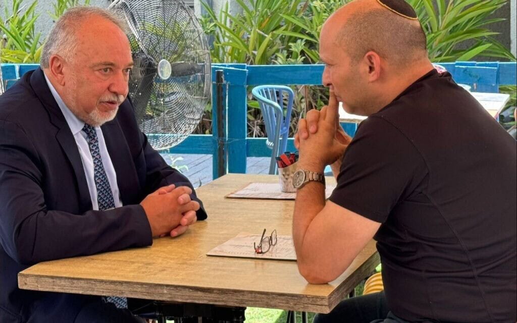 נפתלי בנט ויו״ר ישראל ביתנו אביגדור ליברמן במפגש בבית קפה בשרונה. 17 ביולי 2024 (צילום: ישראל ביתנו) נפתלי בנט ויו״ר ישראל ביתנו אביגדור ליברמן במפגש בבית קפה בשרונה. 17 ביולי 2024 (צילום: ישראל ביתנו)