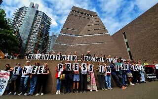 מחאה נגד לן בלווטניק, בעלי ערוץ 13, מול מוזאון הטייט מודרן בלונדון, 21 ביולי 2024 (צילום: רותם פרי)