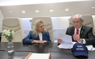 ראש הממשלה בנימין נתניהו ורעייתו שרה במטוס "כנף ציון" בדרך לוושינגטון, 22 ביולי 2024 (צילום: עמוס בן גרשום / לע״מ)